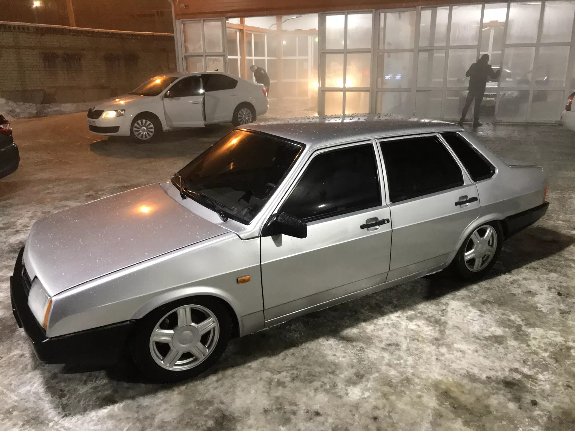 Ваз 21099 r16. Ваз 21099 р16. Ваз 21099 белый r15. Ваз 99 на 15. 16 торусы на ваз 21099.