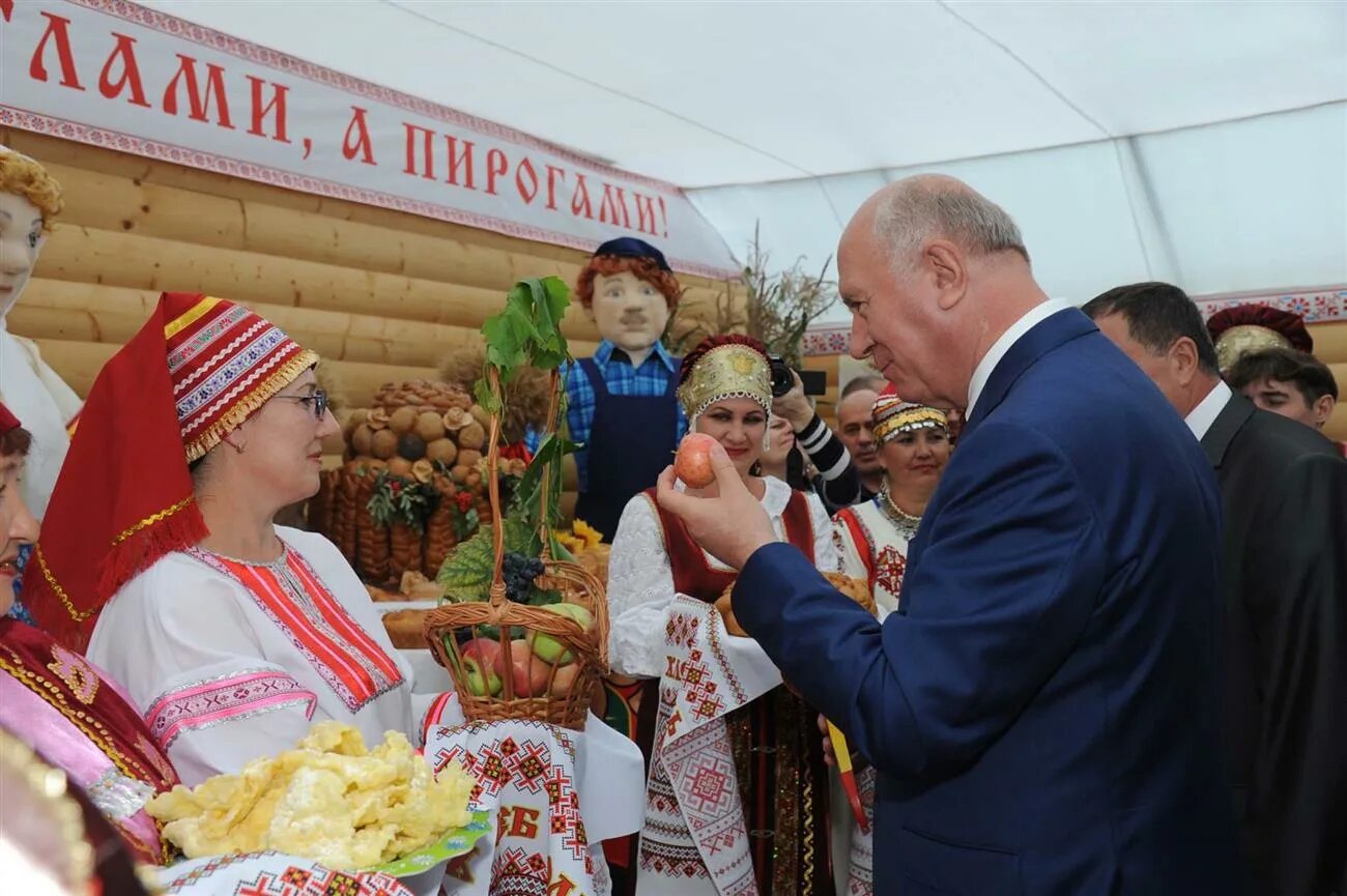 Кинельский муниципальный район самарская область. Ярмарка Усть Кинельский Самарская область. Ярмарка сельскохозяйственной продукции в Самарской области. Сельскохозяйственная выставка Самара. Глава Кинельского района Самарской области.