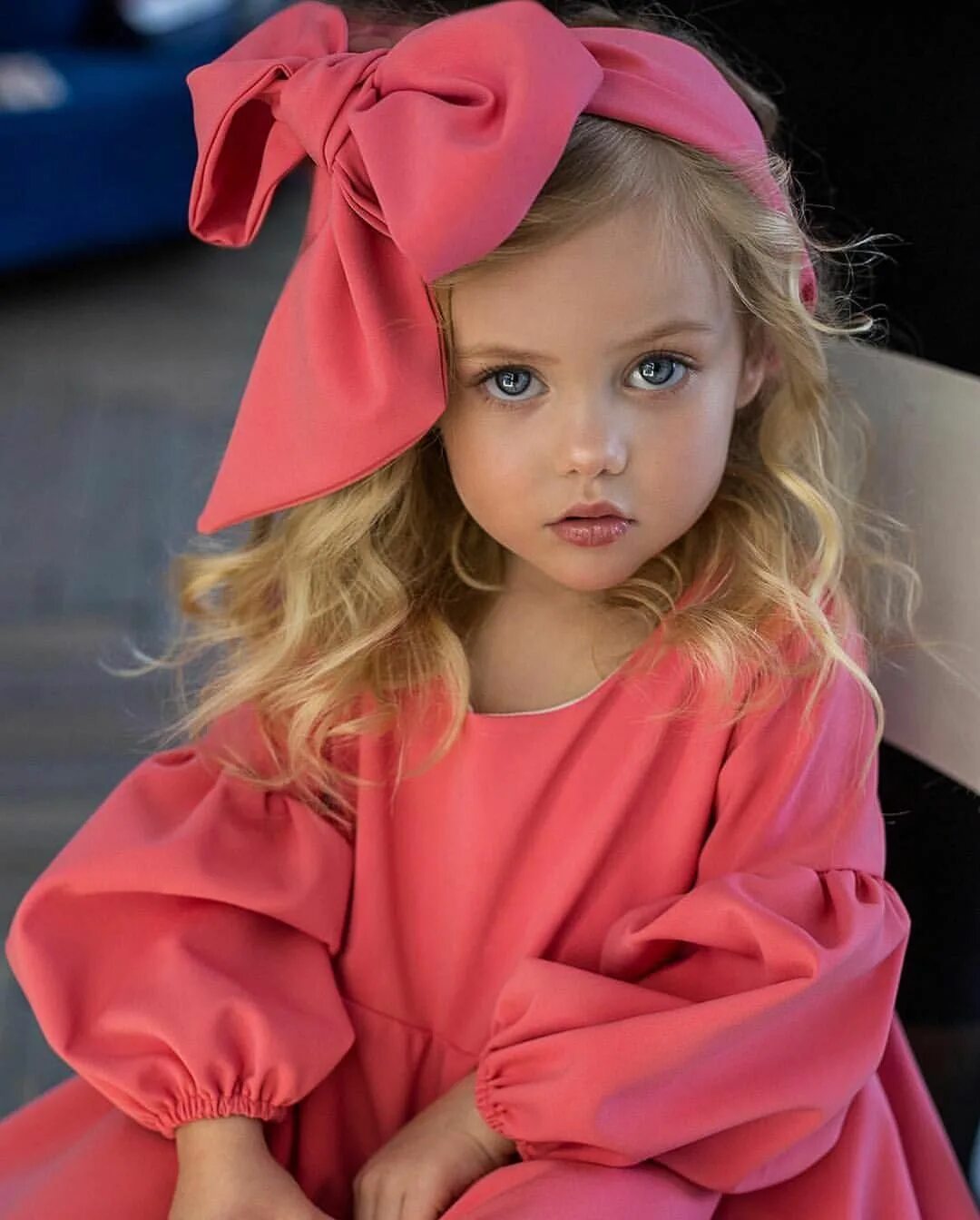 Милая девочка. Детские стружки для девочек. Счастливая девочка. Улыбка ребенка. Модные детские платья.