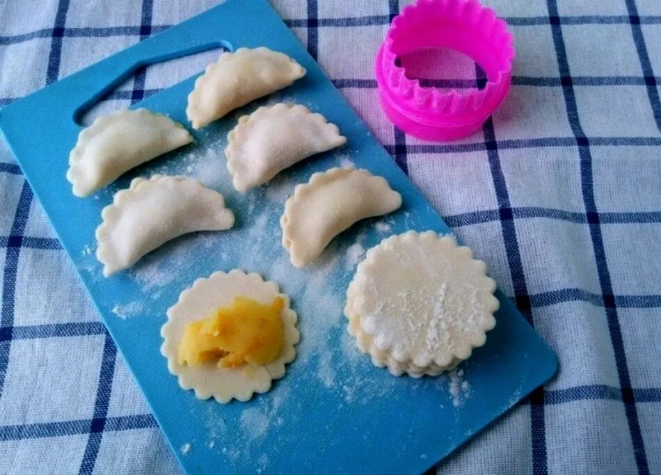 Красиво залепить вареники. Красивая лепка вареников пошаговое. Красивая лепка вареников. Лепка вареников виды. Лепка вареников.
