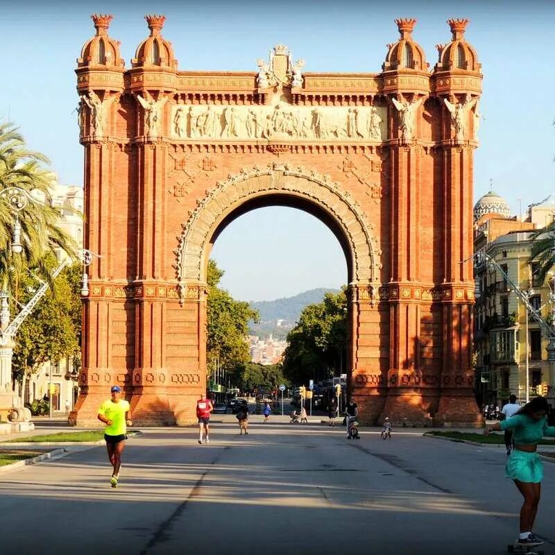 Арка актера. Триумфальная арка Барселона. Триумфальная арка Испания. Arc de Triomf Барселона. Город Барселона Триумфальная арка.