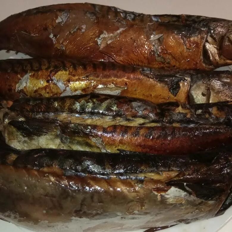 Как сделать скумбрию горячего копчения. Копченая скумбрия горячего копчения. скумбрия полугорячего копчения. горячее копчение скумбрии. скумбрия горячего копчения пласт.