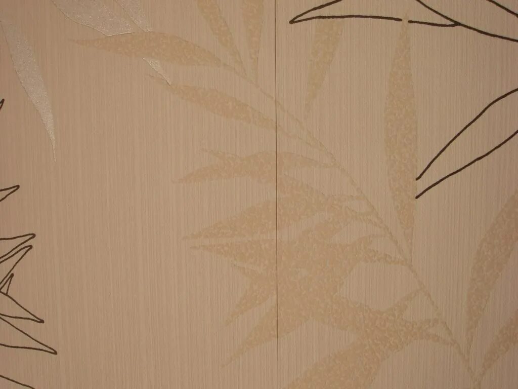 Наклеивание обоев. Стыки на однотонных обоях. Чем задекорировать стыки на обоях. Видно стыки на обоях. Замаскировать швы на обоях.