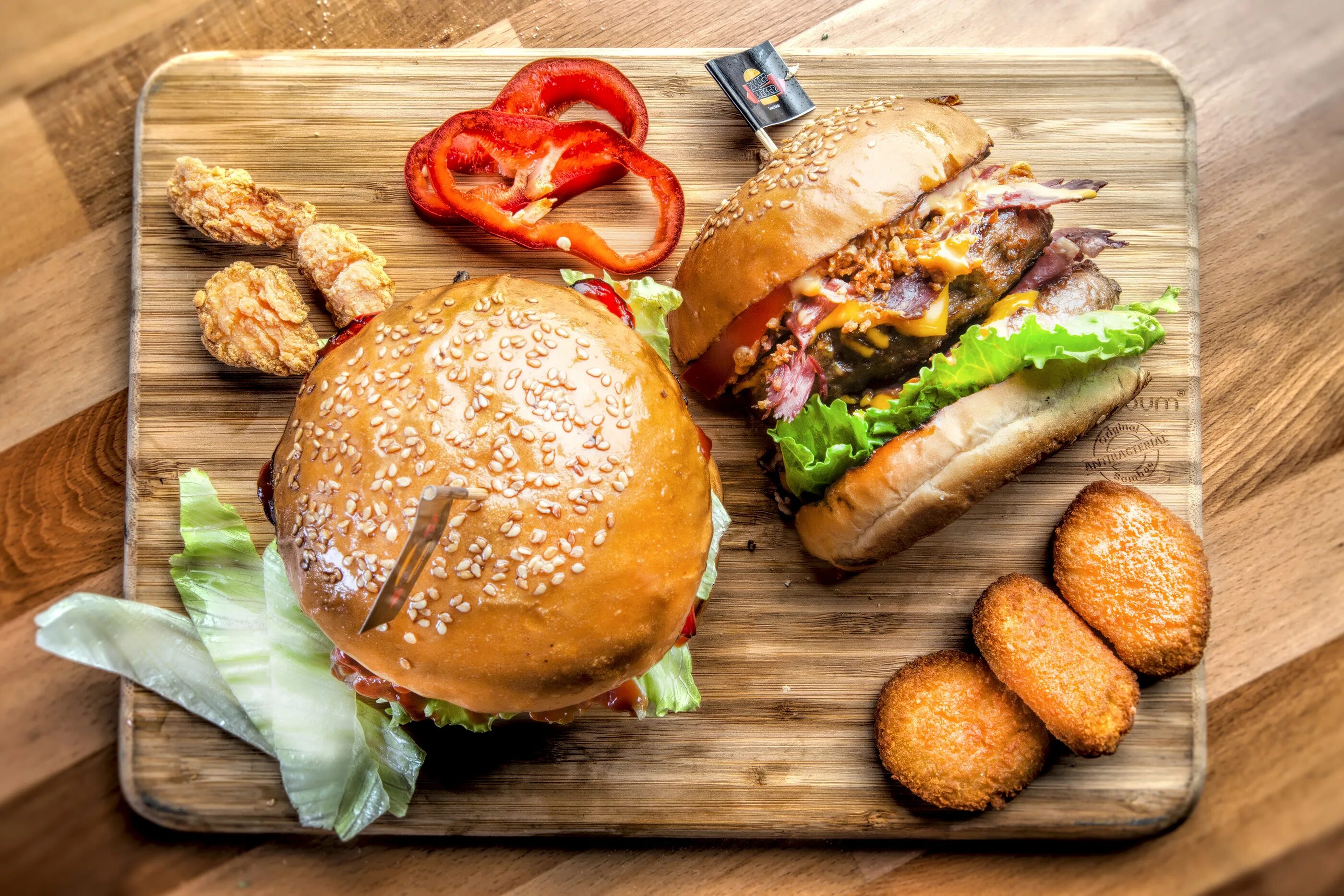 бургер с грудинкой. ближайший бургер. бургер кинг двойной воппер. бургер на гриле. гамбургер бургер кинг.