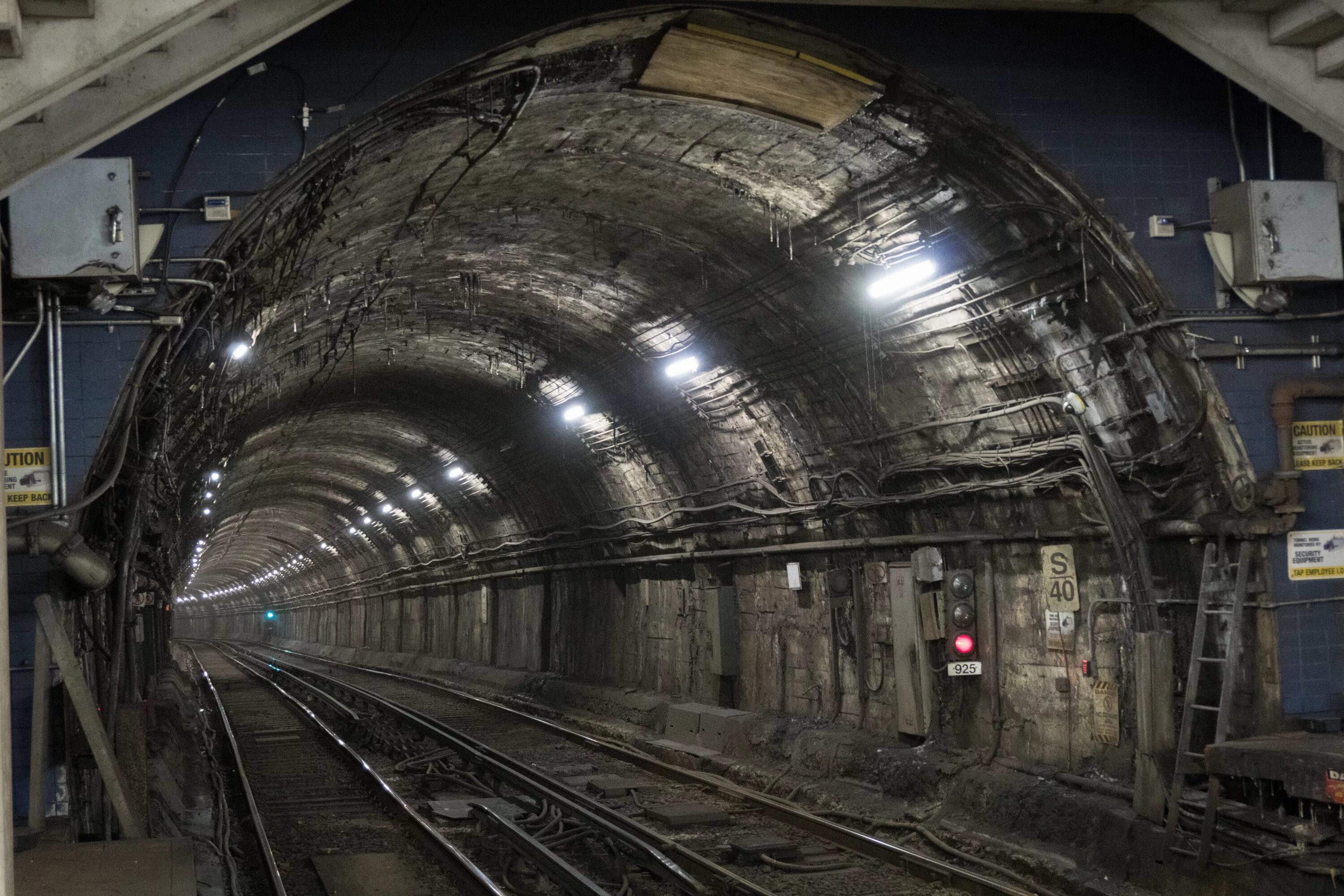 Станция метро тоннель. Тоннель Московского метро. Поезд в тоннеле метро. Включи железную станцию