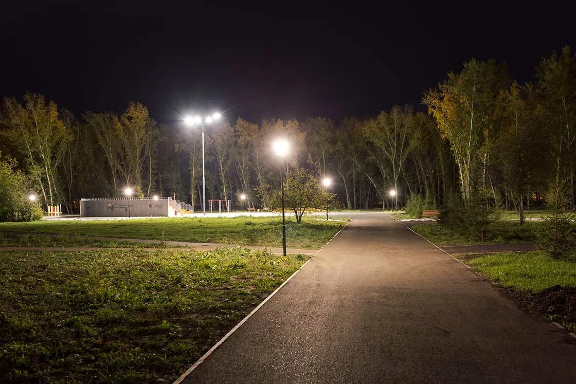 Свет в александровке. Сквер Кировский Красноярск. Освещение сквера. Парк освещение. Светодиодное освещение парков.