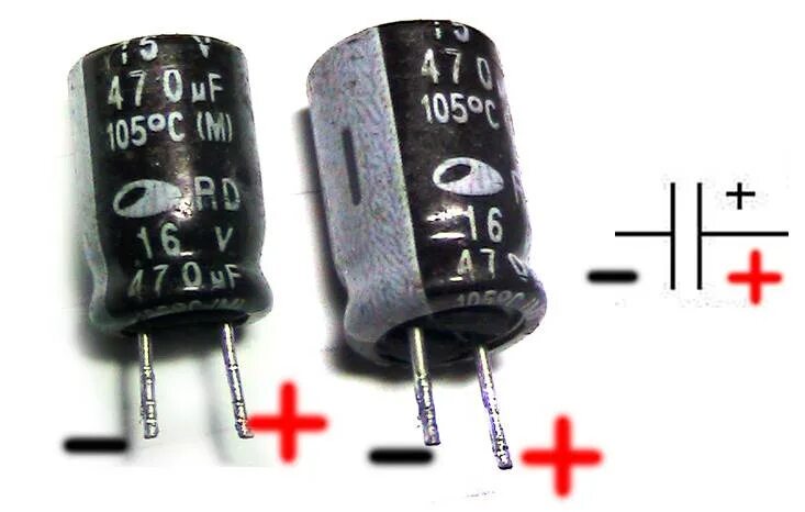 Как отличить плюс. Маркировка электролитических конденсаторов полярность. Где плюс у конденсатора электролитического. Распиновка электролитических конденсаторов. Конденсаторы электролитические Полярные маркировка.
