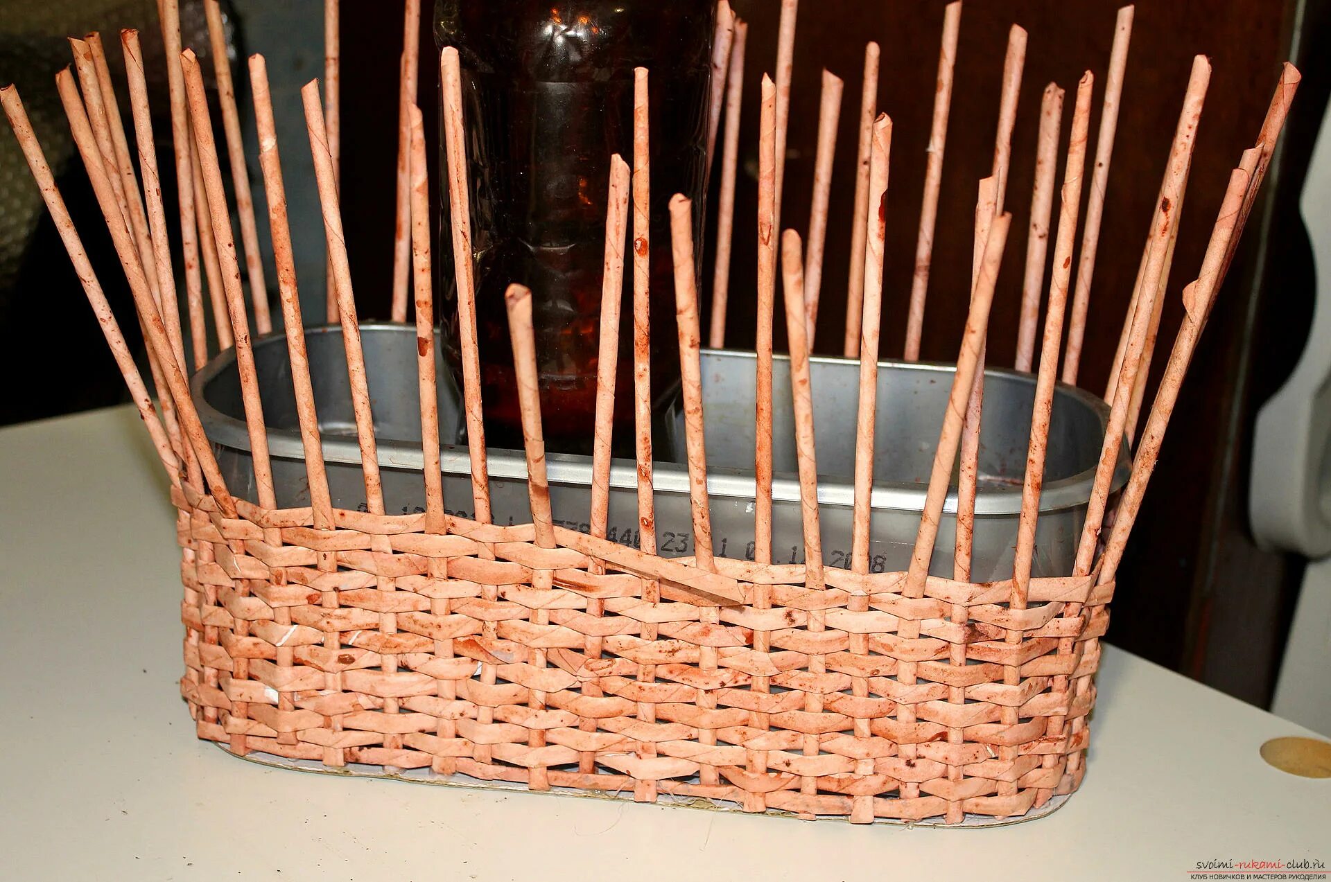 Бумажная лоза для плетения. Бумажная лоза трубочки для плетения. Плетение из бумажной лозы узоры. Как делать лозу для плетения из бумаги. Бумажная лоза.