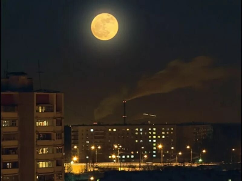 Луна над городом. Полная луна. Полнолуние в москве. Звезды над домом. Красная луна в москве.