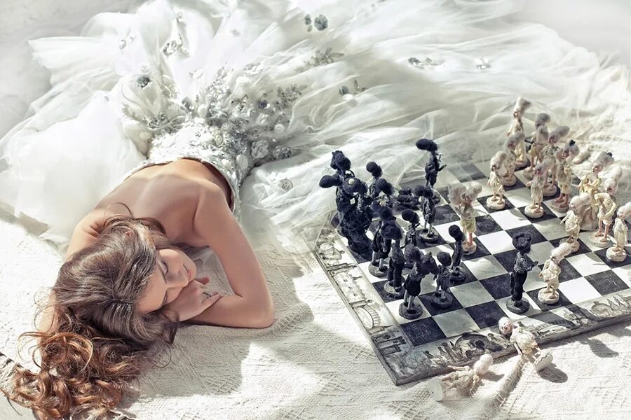 Жизнь как игра. Девушка и шахматы. Королева на шахматной доске. Девушка на шахматной доске. Фотосессия на шахматной доске.