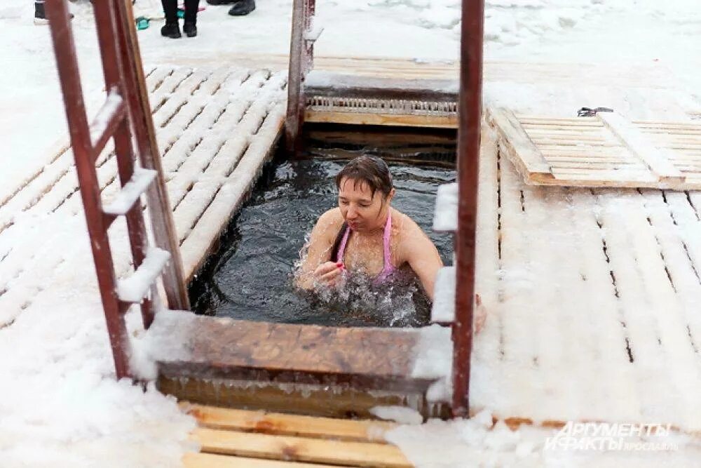 Купальник на крещение. Купель. Крещенские купания женщины. Купание на крещение. Женская купель.
