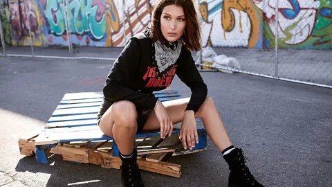 Скачать обои взгляд, девушка, поза, фото, улица, модель, шорты, Bella Hadid, раз