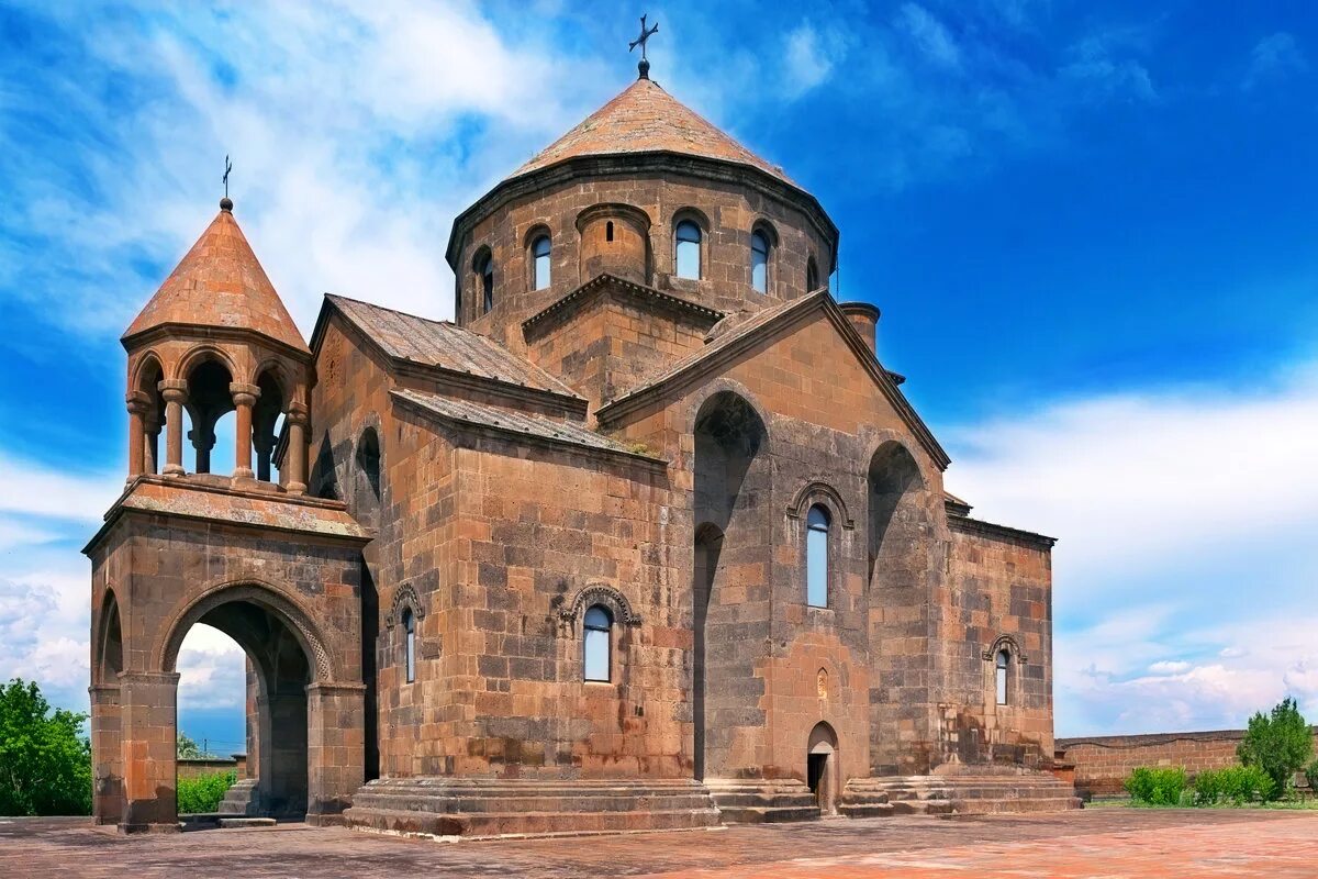 Григорианская церковь ереван. Церковь святого григория просветителя (волгоград). Армянская апостольская церковь сурб геворг. Церковь иоанна крестителя армения. Аац армянская апостольская церковь.