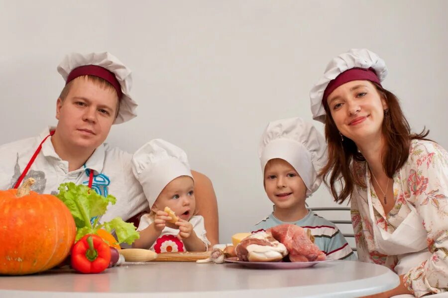 фотосессия поваренок в детском саду. маленький поваренок. мы ребята поварята. поваренок на кухне. фотосессия поваренок.