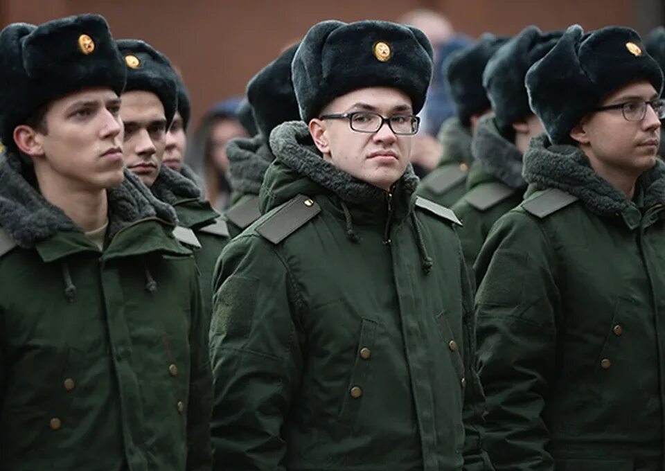 Переход с зимней формы на летнюю. Зимняя Военная форма. Зимняя форма в армии. Военная форма Российской армии. Солдат в зимней форме.