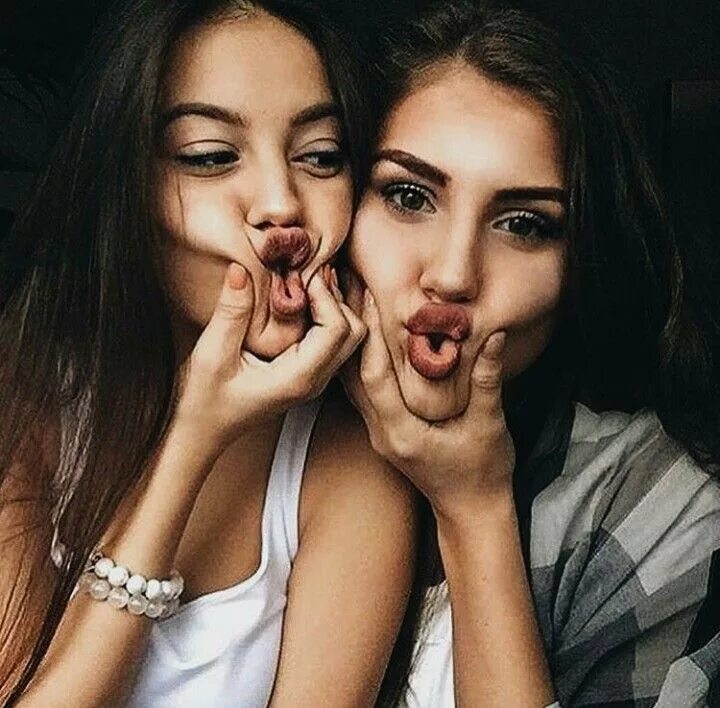 Две девушки которые
