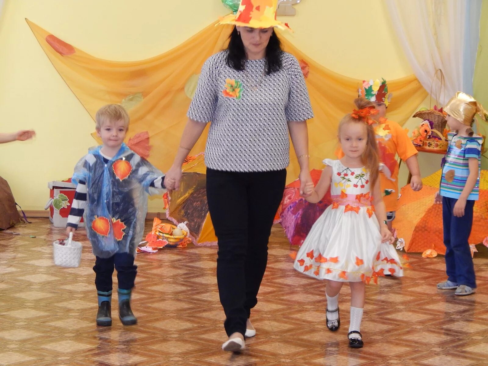 Дефиле в детском саду. Осеннее дефиле в детском саду. Осенний парад костюмов в детском саду. Модное дефиле в детском саду.