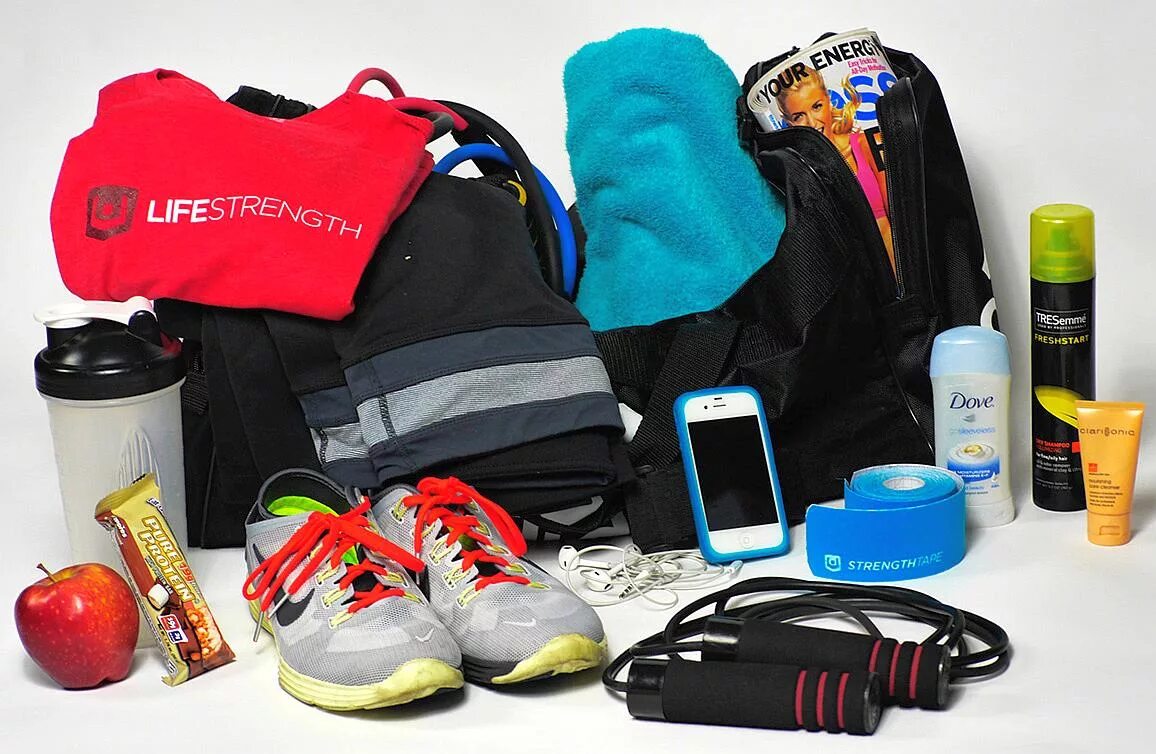 Что можно взять полезного. Вещи для спорта. Спортивные вещи для тренировки. Спортивная сумка с вещами. Необходимые вещи для спортзала.