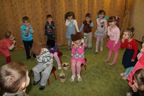 Тематический день день подвижных игр. Прогулки подвижные игры в саду. Тематический день день подвижных игр. Подвижная игра день и ночь. Прогулки подвижные игры в саду.