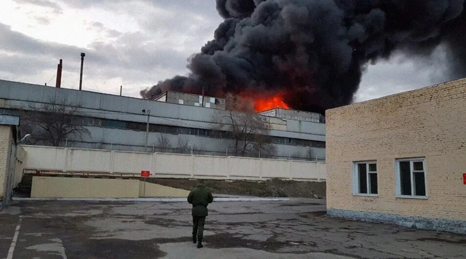 Пожары в рославле. Пожар на территории завода. Пожар на заводе. Завод зингер в подольске. Возгорание резервуара.