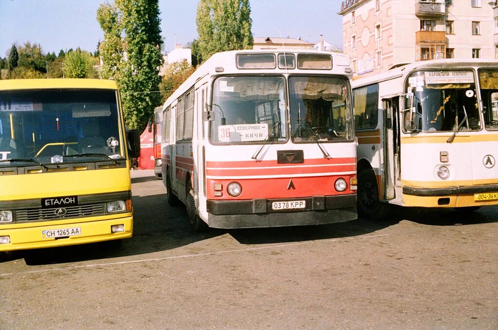 Советские автобусы крыма. Севастополь Захарова автобусы ЛАЗ. ЛАЗ 42021. Автобус Бахчисарай. ЛАЗ 4202 площадь Захарова Севастополь.