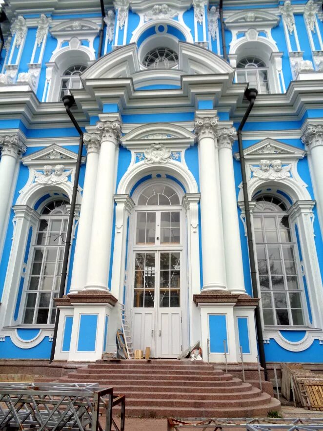 Смольный в москве. Ансамбль смольного монастыря растрелли. смольный монастырь растрелли.