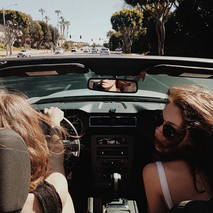 Девушка на заднем сидении авто. Две девочки в машине. Девушка в кабриолете. Две подруги в машине. Красивые девушки в салоне автомобиля.