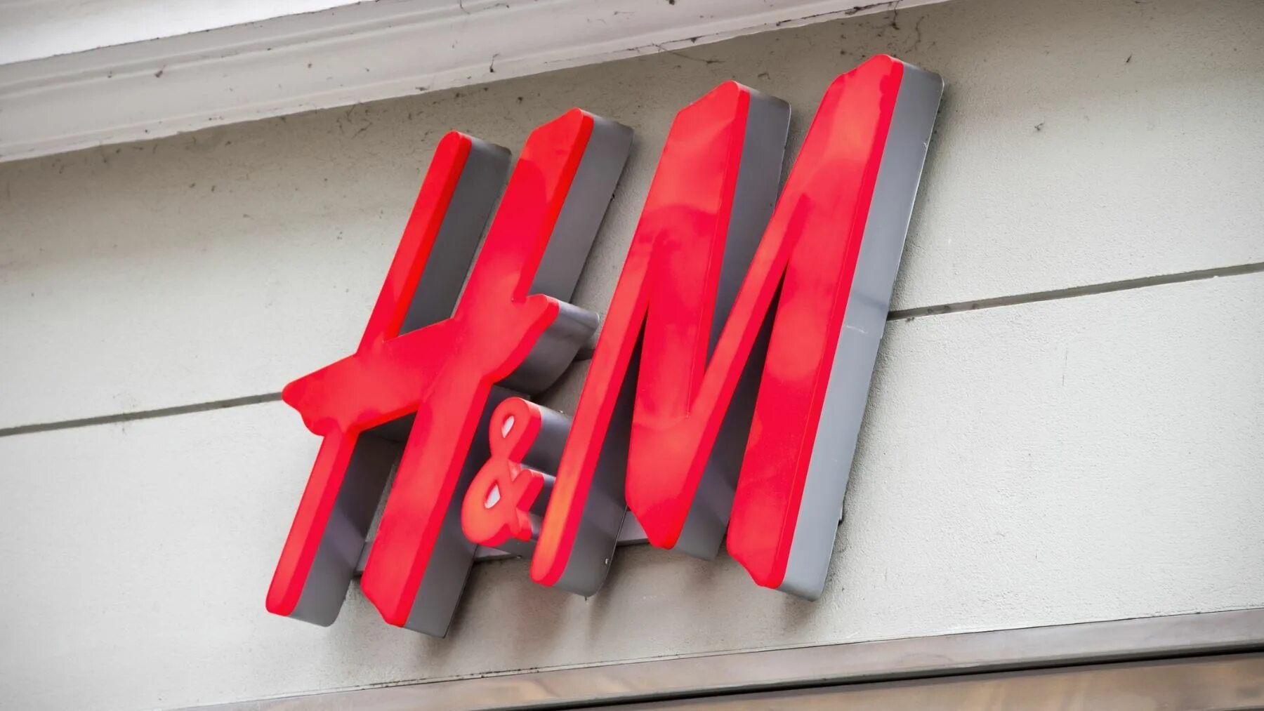 Вывески м. H M вывеска. Знак h&m. H&M hennes and Mauritz логотип. H M логотип на одежде.