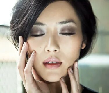 liu-wen-estee-lauder-eyes.