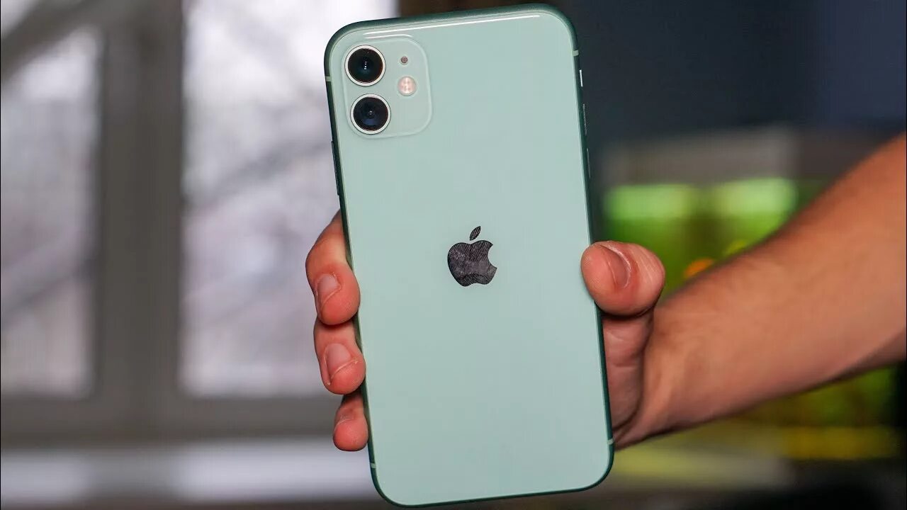 Владелец 11 айфона. Iphone 11 White. Iphone 11 в руке. Iphone 11 Green в руке. Айфон 11 про зеленый в руке.