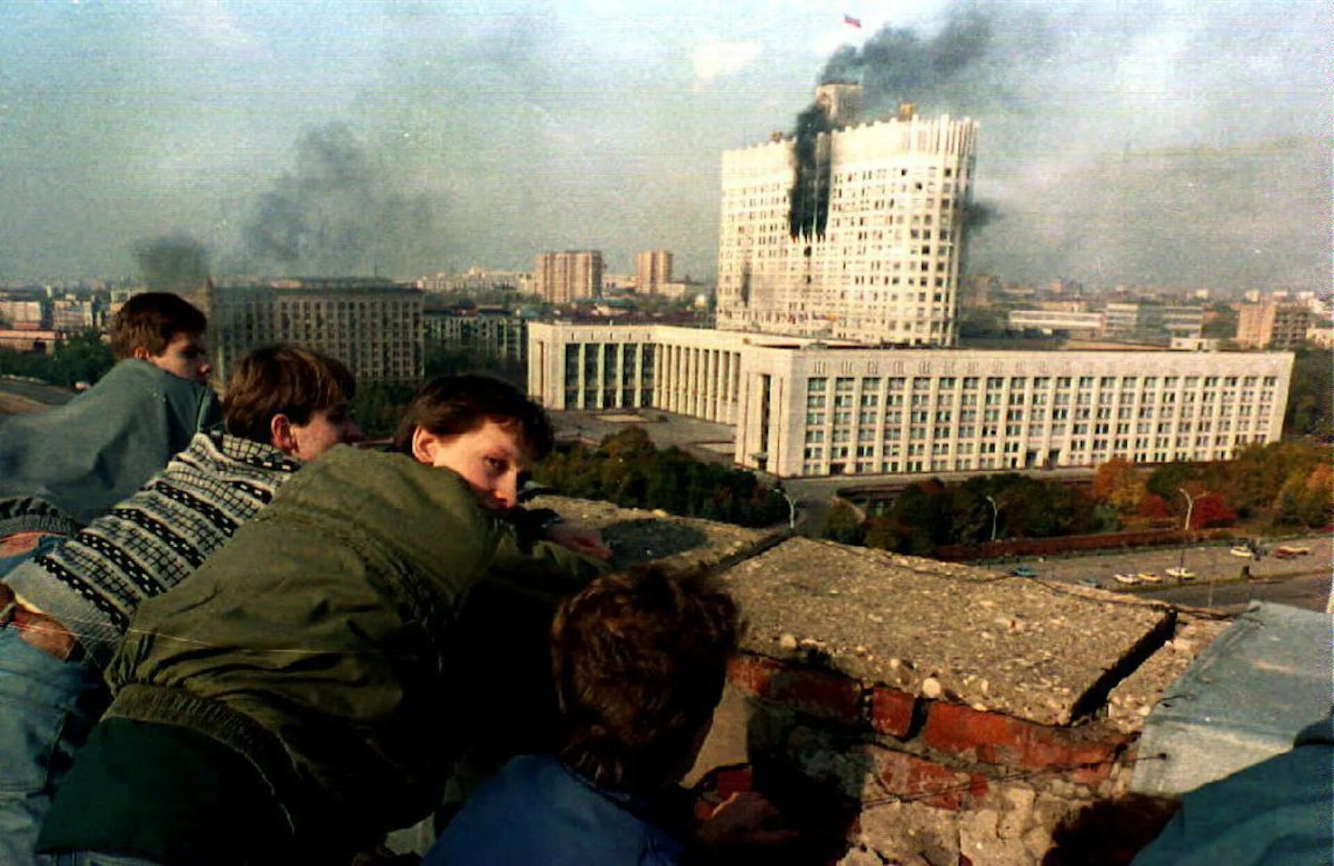 Осада останкино. Ельцин белый дом 1993. Октябрьский путч 1993. 1993 Год Москва белый дом штурм. Белый дом 1991 обстрел.