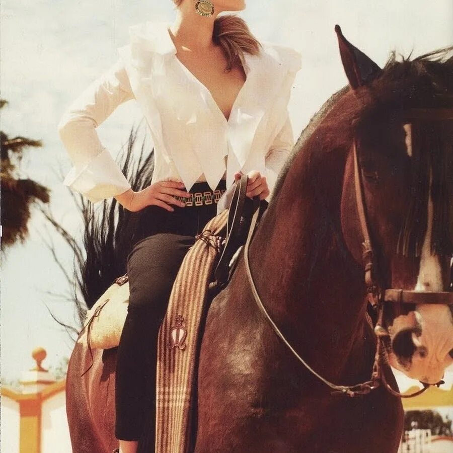 Наездн ца. Казанский ипподром лошади самые красивые. Девушка сверху на мужчине. Флюгер московского ипподрома. Костанайская лошадь рекордисты.