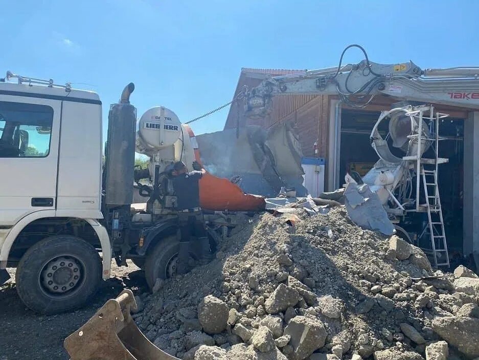 Застыл в бетоне. Цемент застыл. Твёрдый цемент. Цементно-песчаная стяжка пола трещины. Плотный бетон.