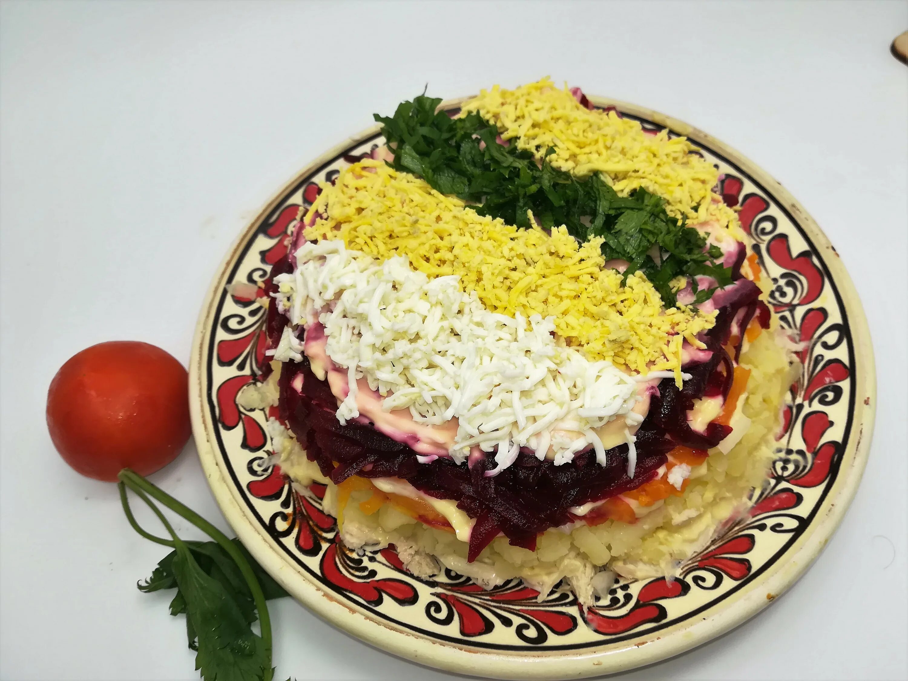 Салат "курица под шубой" кукуруза. Салат курица под шубкой. Салат чингисхан. Курица под шубой со свеклой. Слоеный салат со свеклой.