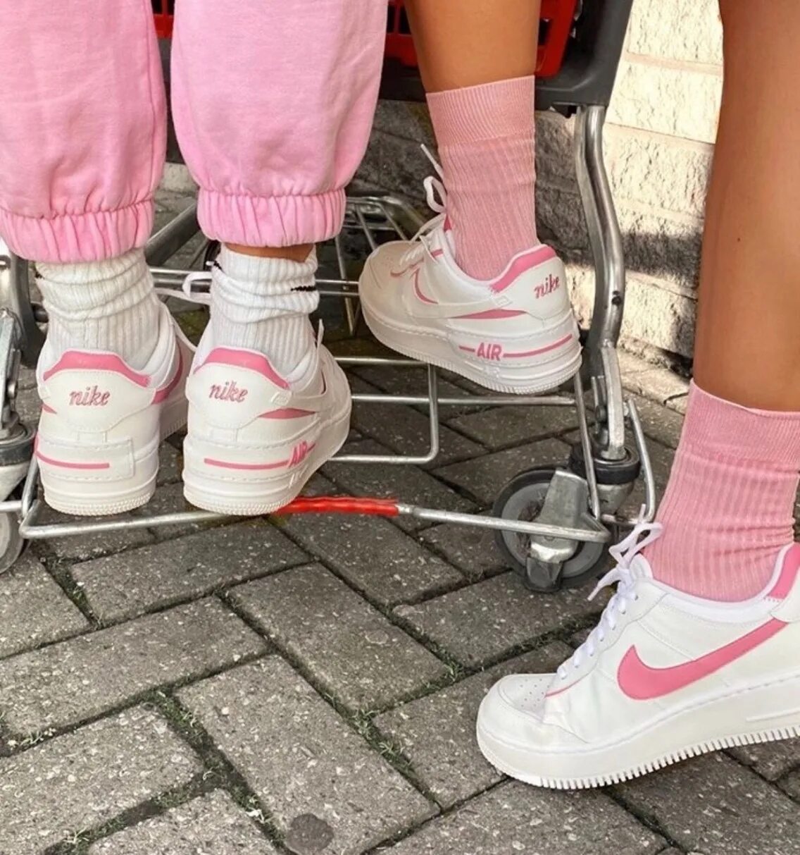 Розовые носки кроссовки. Носки под кроссовки женские. Розовые необычные кроссовки. Кроссовки с носками женские. Розово белые носки