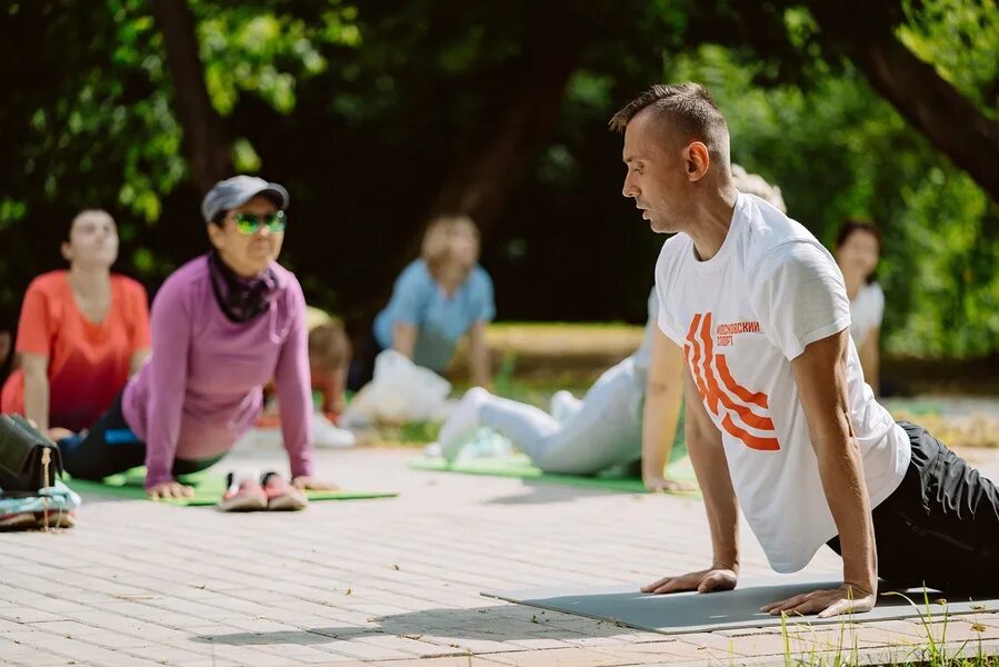 Выходные в мск. Спорт в парке. Спортивные выходные. Спортивные выходные в парках. Йога в парке Сокольники.