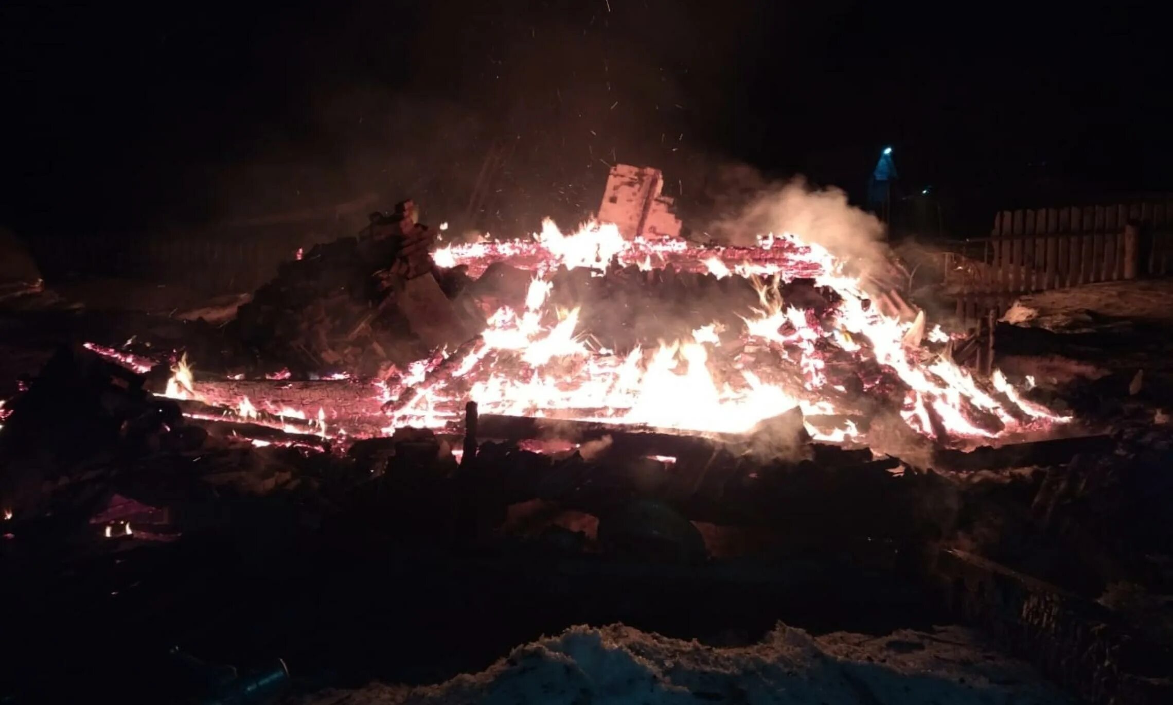 Пожар. Пожар ночью село. Горящее здание. Пожар в Магнитогорске в марте 2022. Испар сгорел