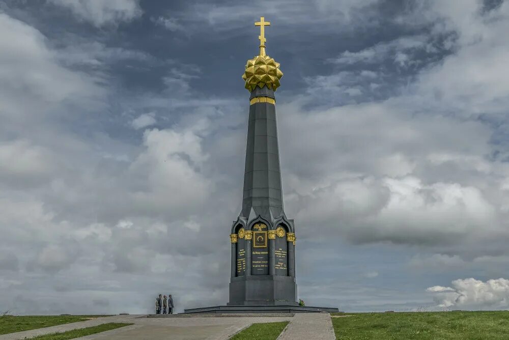 Бородинское поле город. Монумент на Бородинском поле. Мемориал Бородинское поле. Памятник батарее Раевского на Бородинском поле. Бородинское поле монумент русским воинам.