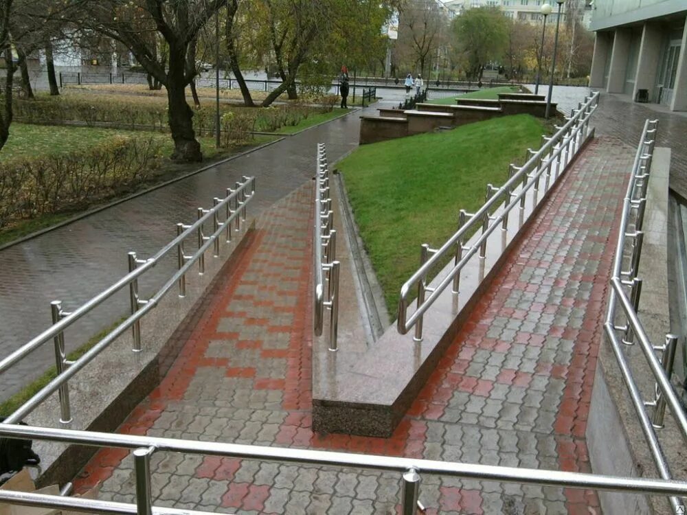 1000мм. Пандус для колясок в подъезде. Поручни для мгн на пандусах. Пандус для мгн. Ступеньки арбет.