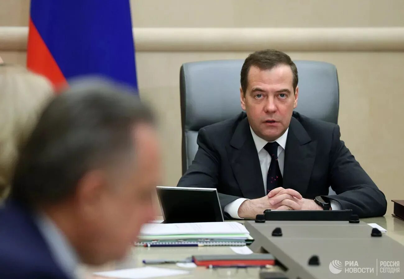 Министр подал в отставку. Совет безопасности РФ Медведев председатель.