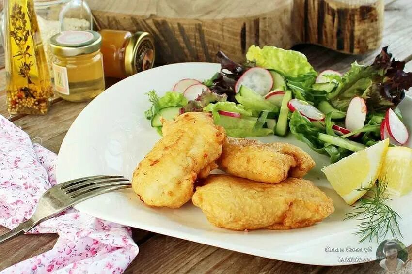 Какую рыбу жарят в кляре. Жареная рыба в кляре. хек в кляре. хек в кляре на сковороде. рыба в кляре с овощами.