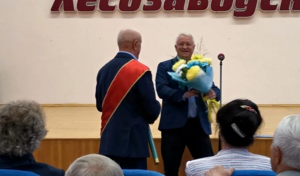 Главный врач почетный житель большого камня. Главный врач почетный житель большого камня. Главный врач почетный житель большого камня. Почётные граждане города серпухов. Только почетные граждане города.