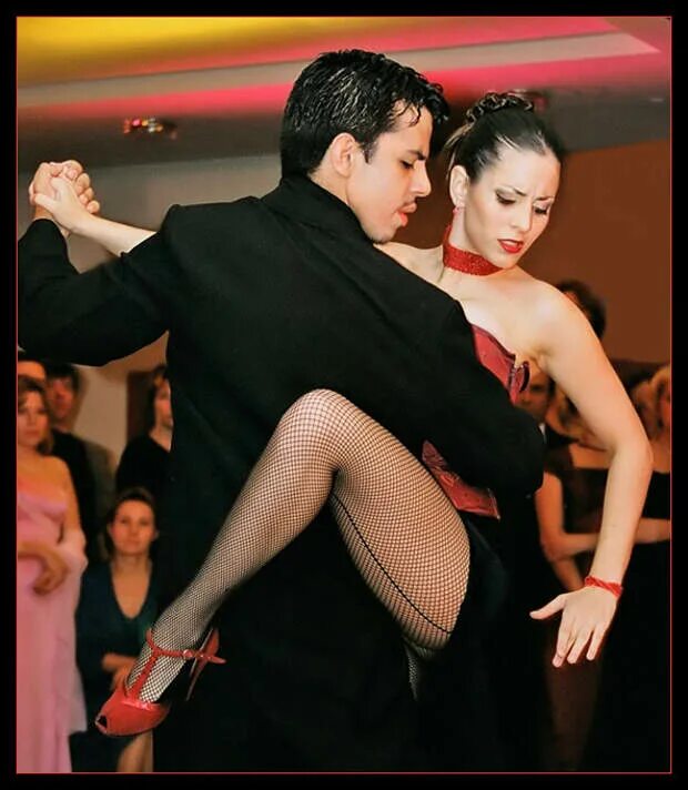 Прижал ее к стене. Девушка вцепилась в платье. Женские ножки на корпоративах. Мужчина пристает к женщине. Озабоченные пары.