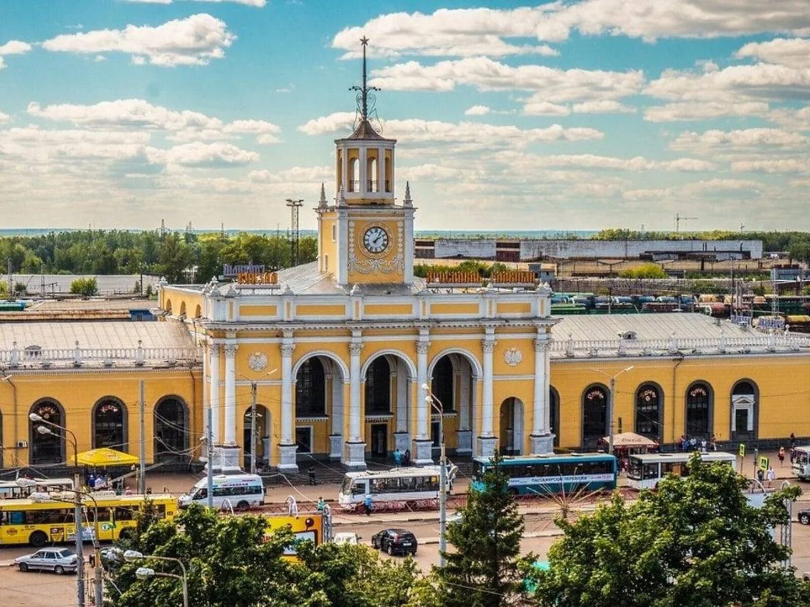 Жд пл. Железнодорожный вокзал Ярославль-главный Ярославль. Здание вокзала Ярославль главный. ЖД вокзал Ярославль главный. Вокзал в Ярославле Железнодорожный.