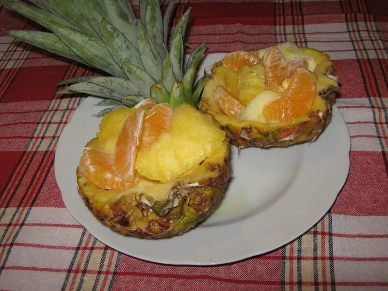 Фрукты в духовке рецепты. Фруктовый салат в ананасе. Мясо с ананасами. Домик из ананаса закуска. Ананас в сиропе в салате.