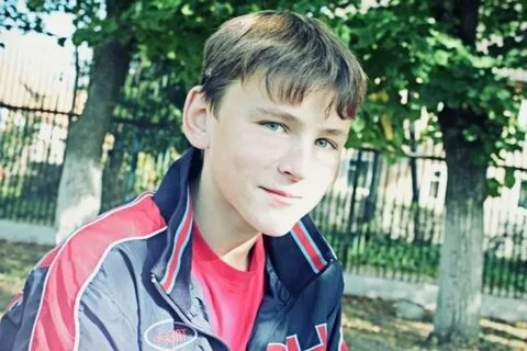 Мальчик сначала