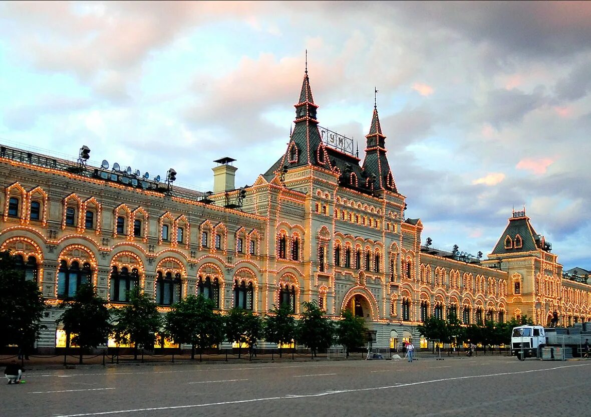 Верхние торговые ряды в москве автор. Померанцев Архитектор Верхние торговые ряды ГУМ. Псевдорусский стиль ГУМ. ГУМ Москва. Московский Кремль ГУМ.