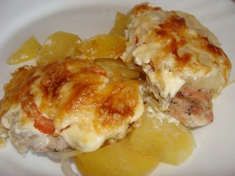 Куриное филе картошка майонез. Мясо под ананасом. мясо с ананасами в духовке с сыром. мясо под ананасом с сыром в духовке. филе с ананасами и сыром в духовке.