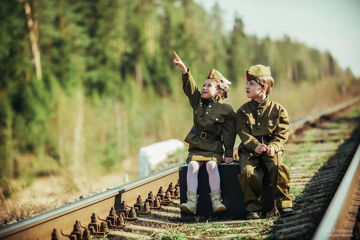 Мальчики поезд с мамой. Фотосессия в военной форме. Фотосессия Военная тематика. Дети в военной форме. Мальчик и девочка в военной форме.