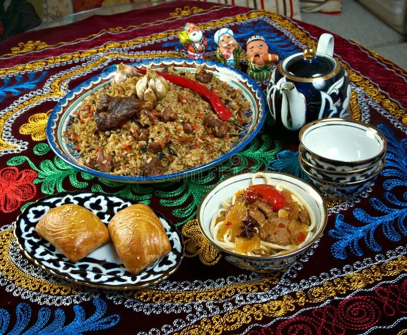 Ближайшая узбекская кухня. Узбекская кухня. Восточные блюда. Натюрморт узбекский кухни. Плов на столе.